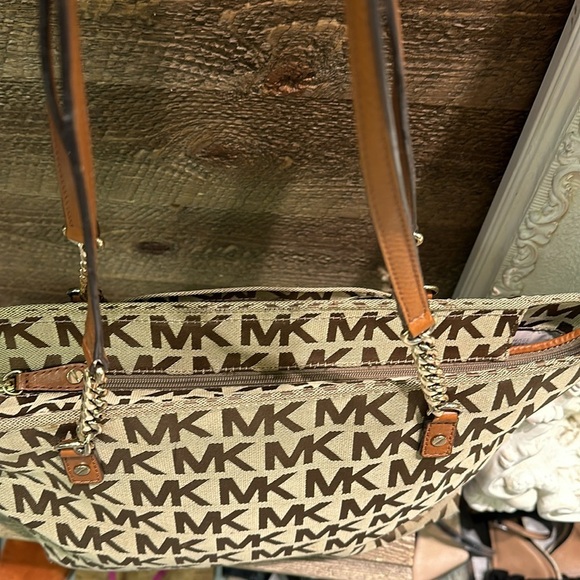 Michael Kors Jet Set Travel Large ChainShoulder Tote - Picture 3 of 10